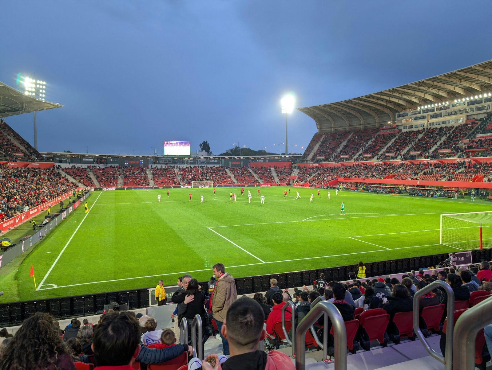 Fußballspiel in einem Stadion auf Mallorca mit Zuschauern und Fans, die das Spiel verfolgen, aufgenommen von David Vives.