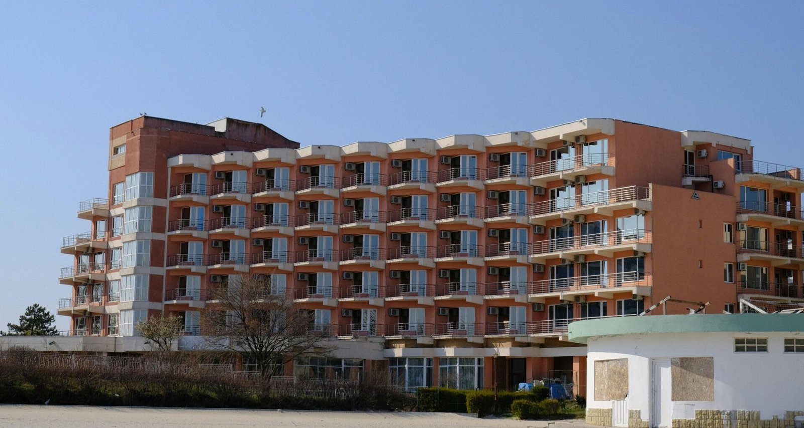 Braune Betonstruktur auf Mallorca, aufgenommen von Livi Po, zeigt modernes Bauwerk mit klaren Linien.