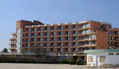 Braune Betonstruktur auf Mallorca, aufgenommen von Livi Po, zeigt modernes Bauwerk mit klaren Linien.