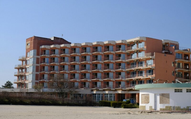 Braune Betonstruktur auf Mallorca, aufgenommen von Livi Po, zeigt modernes Bauwerk mit klaren Linien.