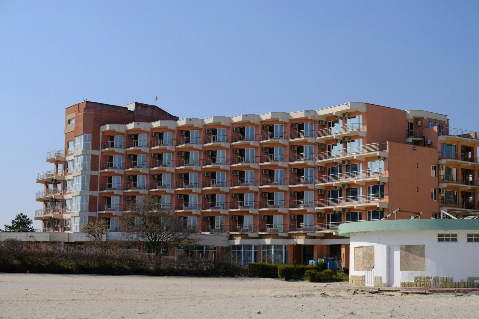 Braune Betonstruktur auf Mallorca, aufgenommen von Livi Po, zeigt modernes Bauwerk mit klaren Linien.