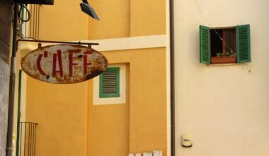 Gelb-weißes Betongebäude auf Mallorca mit klaren Linien und moderner Gestaltung, fotografiert von L'Odyssée Belle.