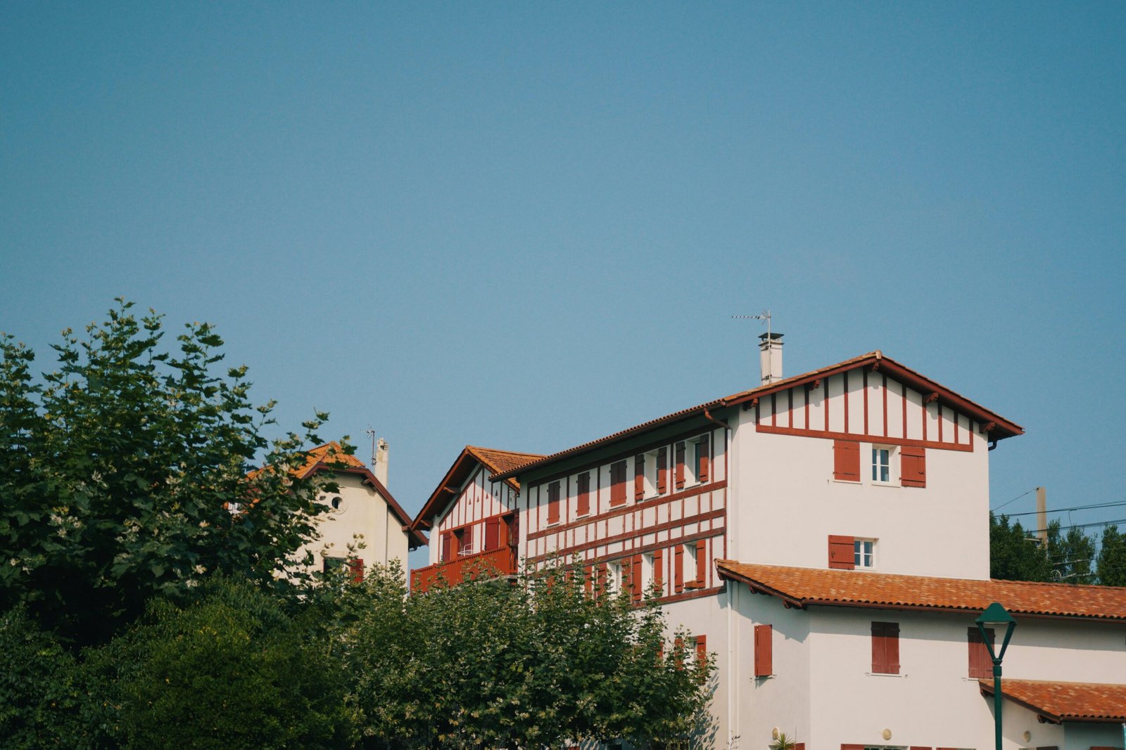 Weiße und rote Betonstruktur auf Mallorca, fotografiert von Erwan Hesry, mit klaren Linien und urbanem Charakter