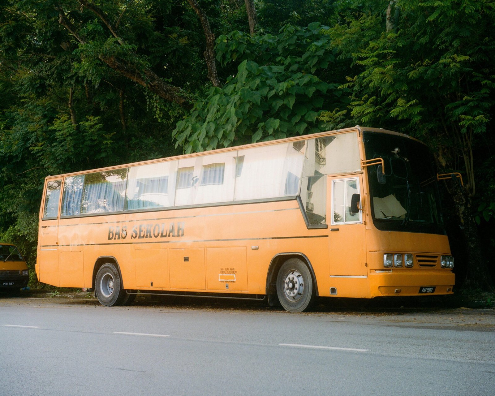 Gelber und weißer Bus fährt tagsüber auf einer Straße auf Mallorca, aufgenommen von Simon Peter