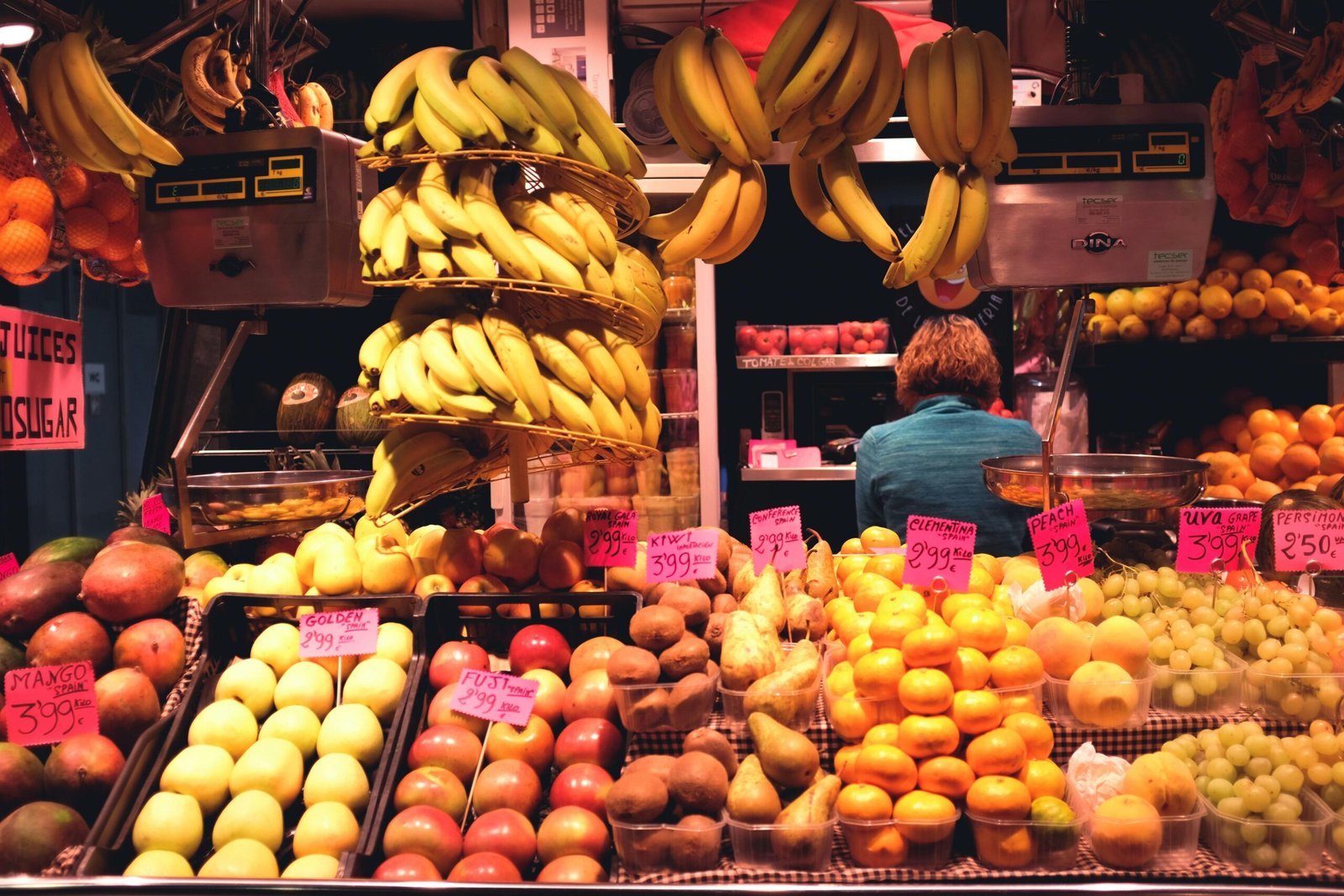 Gelbe Bananen liegen auf einem Obststand auf Mallorca, fotografiert von Stella Tzertzeveli.