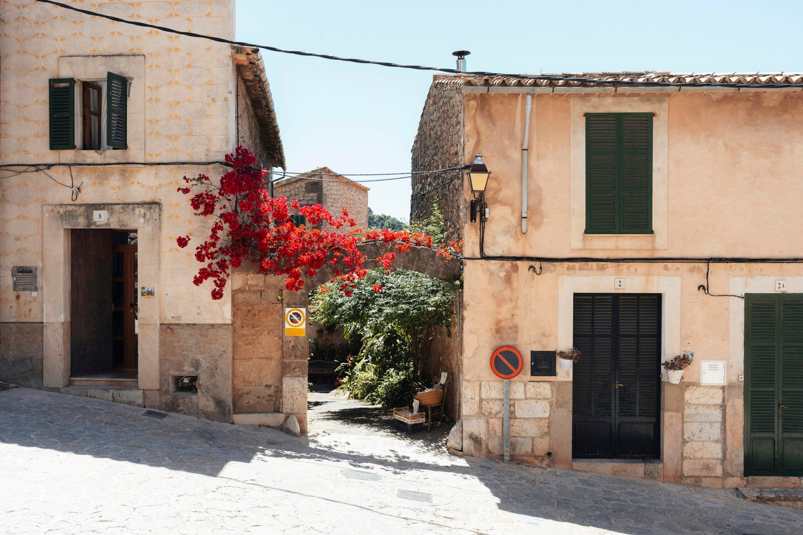 Gemütliche enge Gasse mit alten Gebäuden auf Mallorca, fotografiert von Nick Andreas.