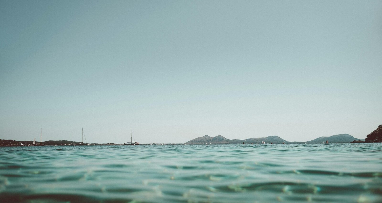 Blick auf das ruhige Wasser auf Mallorca, aufgenommen von Tobias, mit sanften Wellen und natürlicher Umgebung.