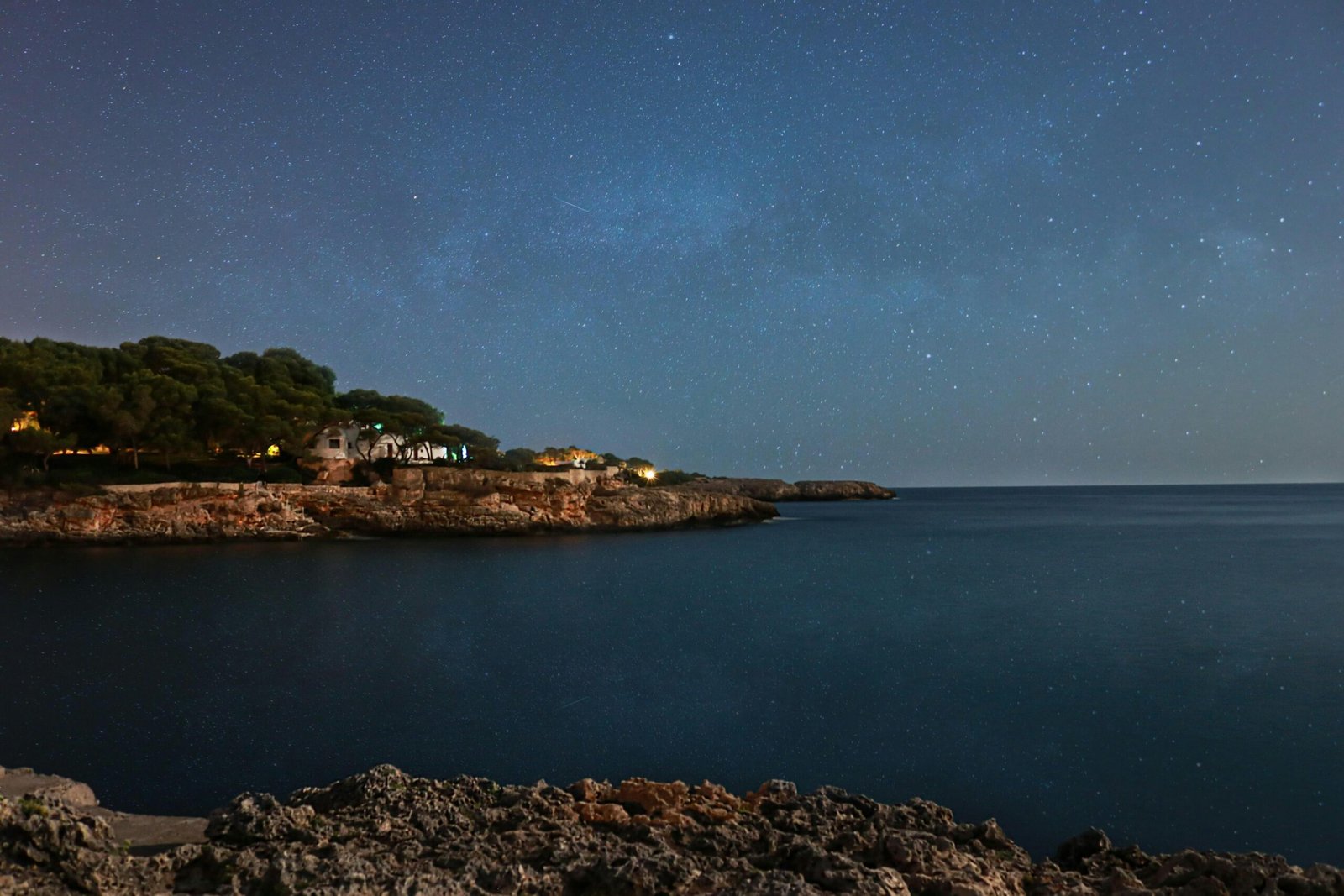 Blick auf das ruhige Wasser auf Mallorca, aufgenommen von Max Leveridge