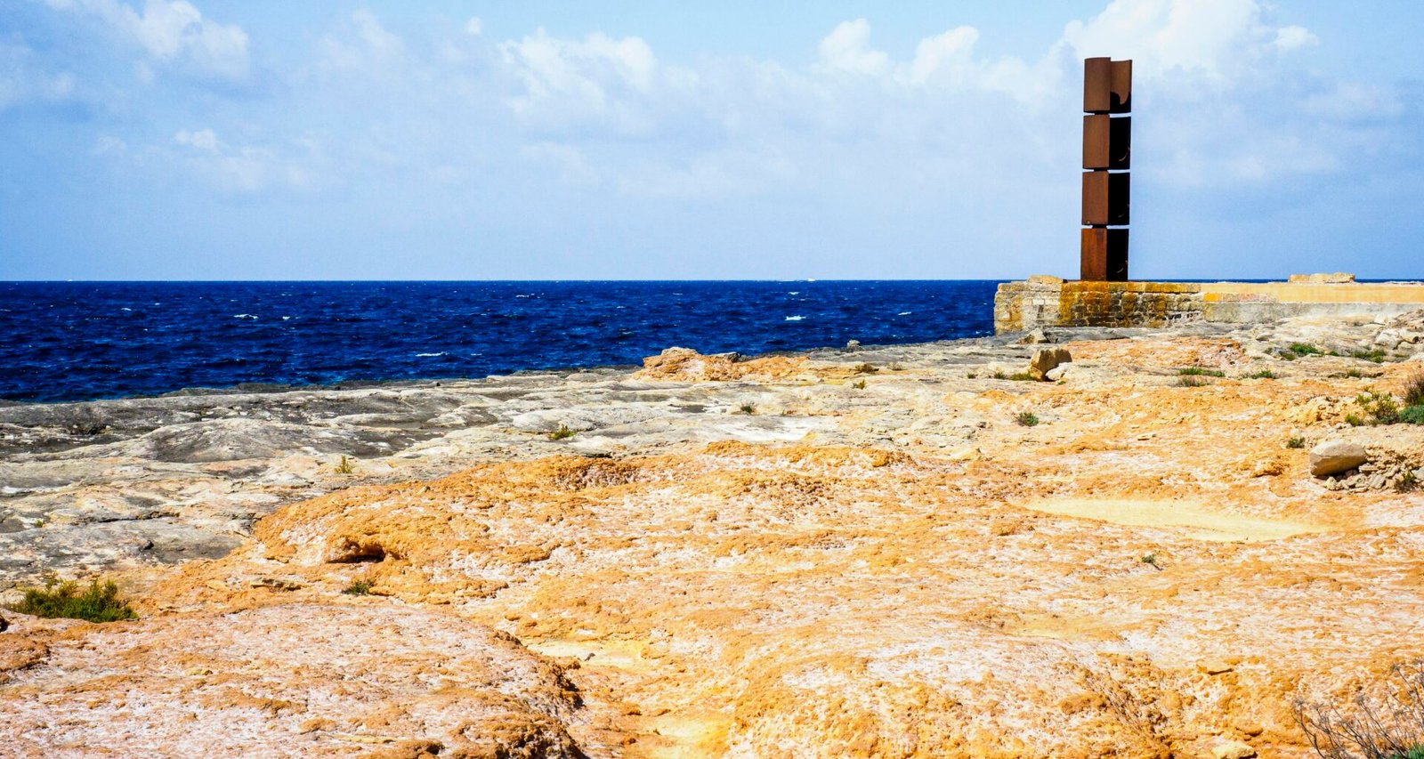 Klares Wasser während des Tages auf Mallorca, aufgenommen von Alexander Schimmeck, zeigt die ruhige Wasseroberfläche in der Natur.