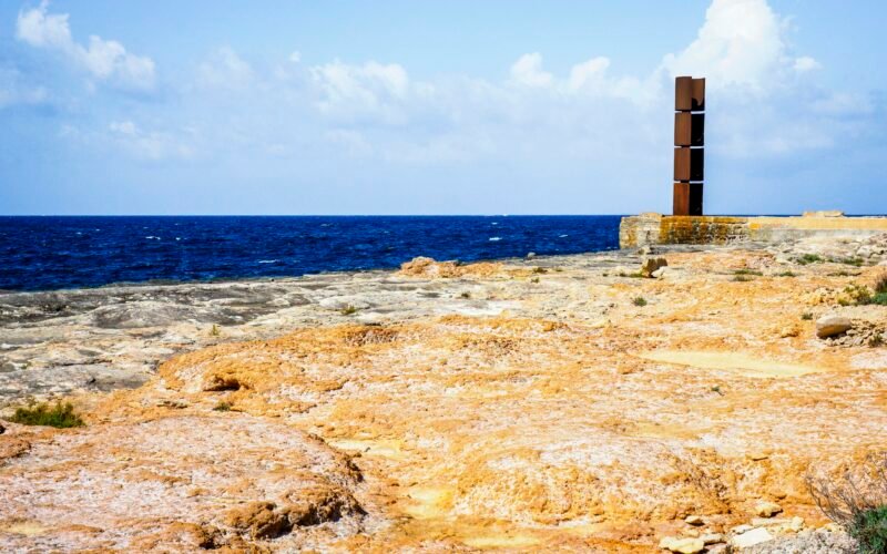Klares Wasser während des Tages auf Mallorca, aufgenommen von Alexander Schimmeck, zeigt die ruhige Wasseroberfläche in der Natur.