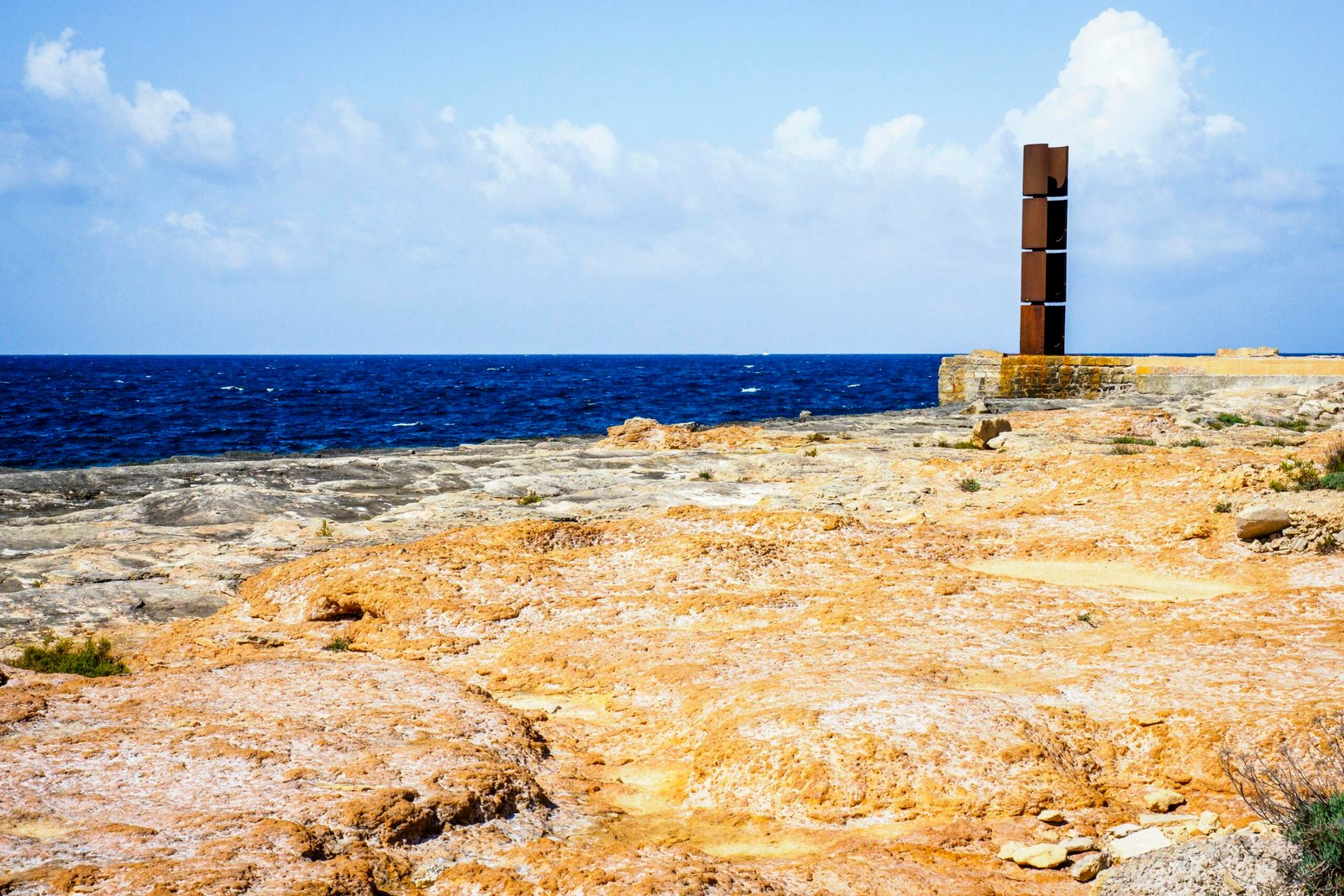 Klares Wasser während des Tages auf Mallorca, aufgenommen von Alexander Schimmeck, mit sanften Wellen und Himmel im Hintergrund