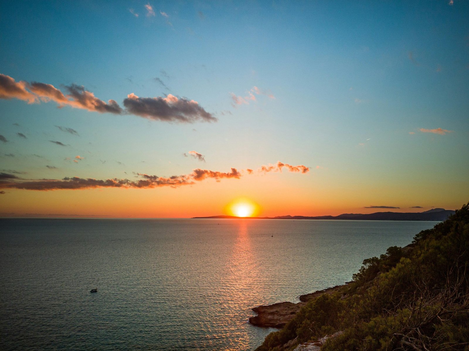Wasserfläche unter blauem Himmel bei Sonnenuntergang auf Mallorca, aufgenommen von David Vives.