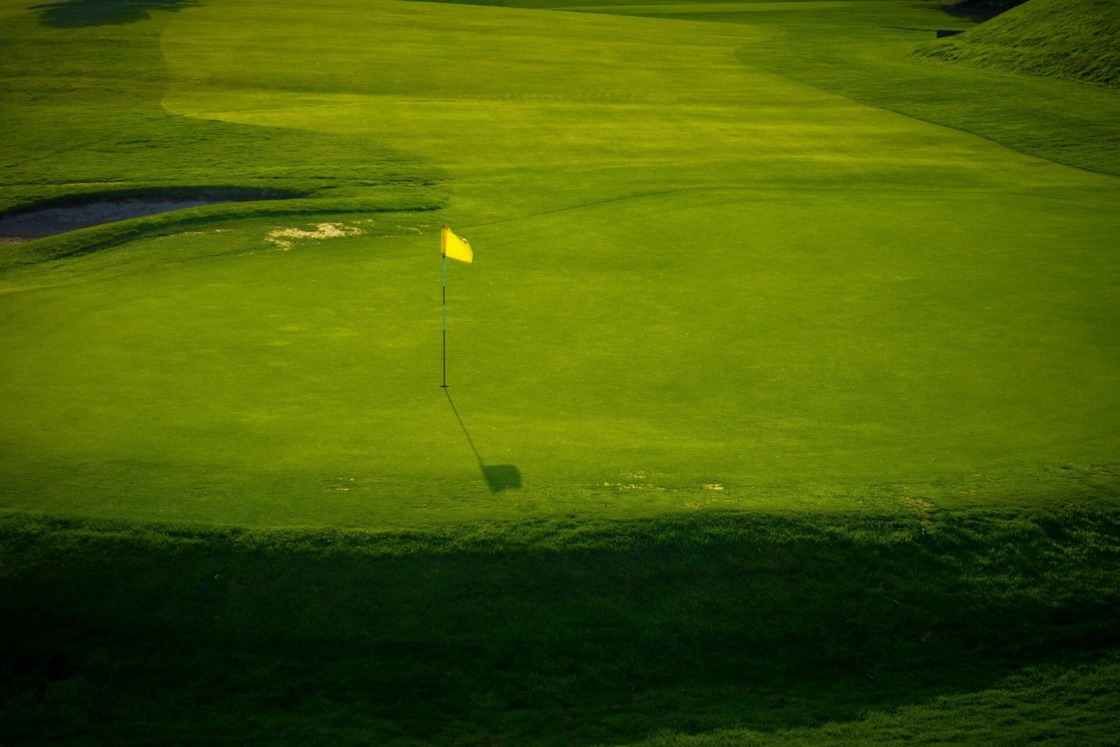 Golfplatz auf Mallorca mit gepflegtem Rasen und umliegender Natur, fotografiert von Hao Zhang.