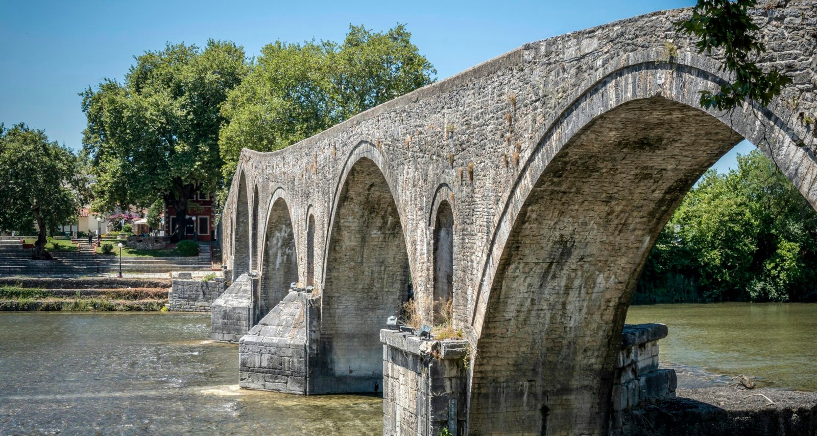 Graue Betonbrücke über einen Fluss auf Mallorca, fotografiert von KOSMAS HIOLOS