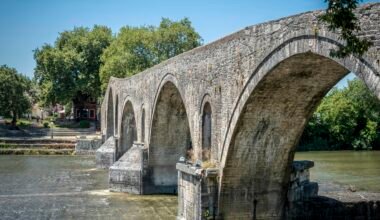 Graue Betonbrücke über einen Fluss auf Mallorca, fotografiert von KOSMAS HIOLOS