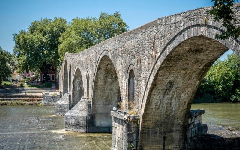 Graue Betonbrücke über einen Fluss auf Mallorca, fotografiert von KOSMAS HIOLOS