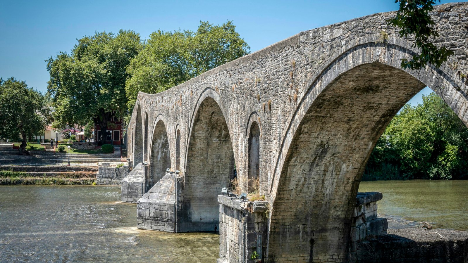 Graue Betonbrücke über einen Fluss auf Mallorca, fotografiert von KOSMAS HIOLOS