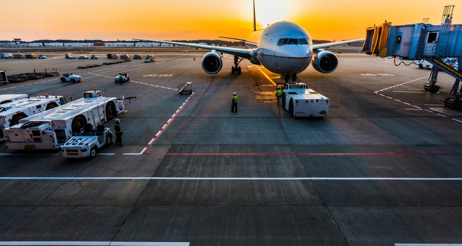 Graues Flugzeug auf einem Parkplatz auf Mallorca, aufgenommen von Rocker Sta