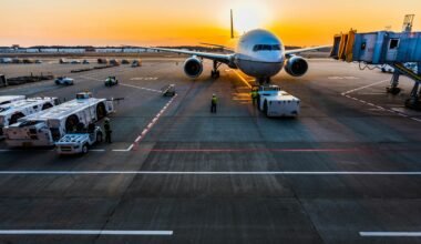 Graues Flugzeug auf einem Parkplatz auf Mallorca, aufgenommen von Rocker Sta
