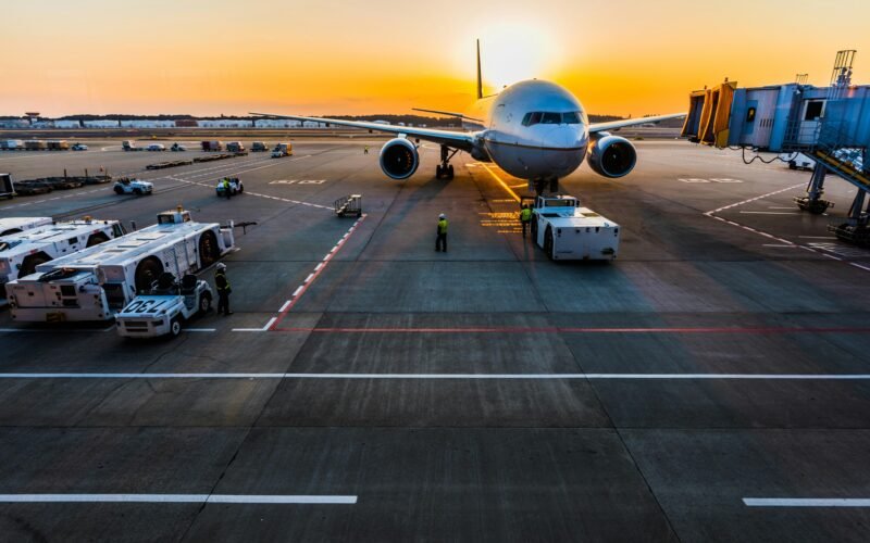 Graues Flugzeug auf einem Parkplatz auf Mallorca, aufgenommen von Rocker Sta