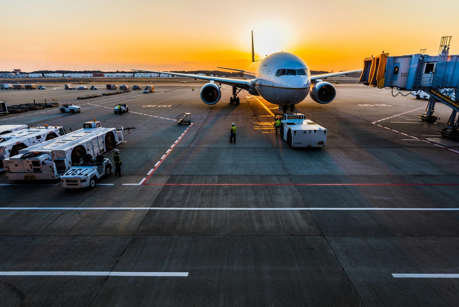 Graues Flugzeug auf einem Parkplatz auf Mallorca, aufgenommen von Rocker Sta