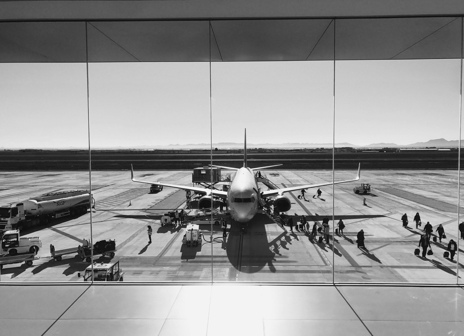 Schwarz-Weiß-Foto eines Flugzeugs auf Mallorca, aufgenommen von Rhiannon Elliott, zeigt den Flugverkehr der Insel.