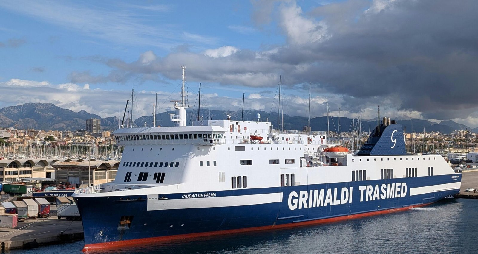 Große Grimaldi Trasmed Fähre liegt im Hafen auf Mallorca, festgemacht und bereit für die Abfahrt, aufgenommen von David Vives.