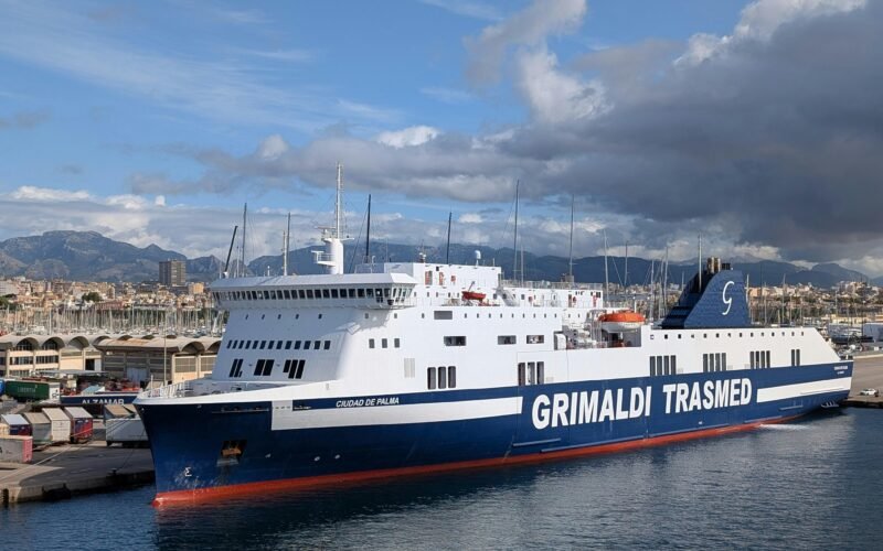 Große Grimaldi Trasmed Fähre liegt im Hafen auf Mallorca, festgemacht und bereit für die Abfahrt, aufgenommen von David Vives.