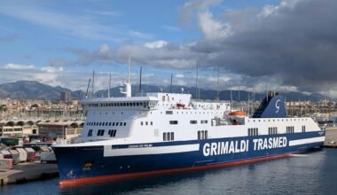 Großes Grimaldi Trasmed-Fährschiff im Hafen auf Mallorca, festgemacht am Pier, mit Blick auf das Wasser