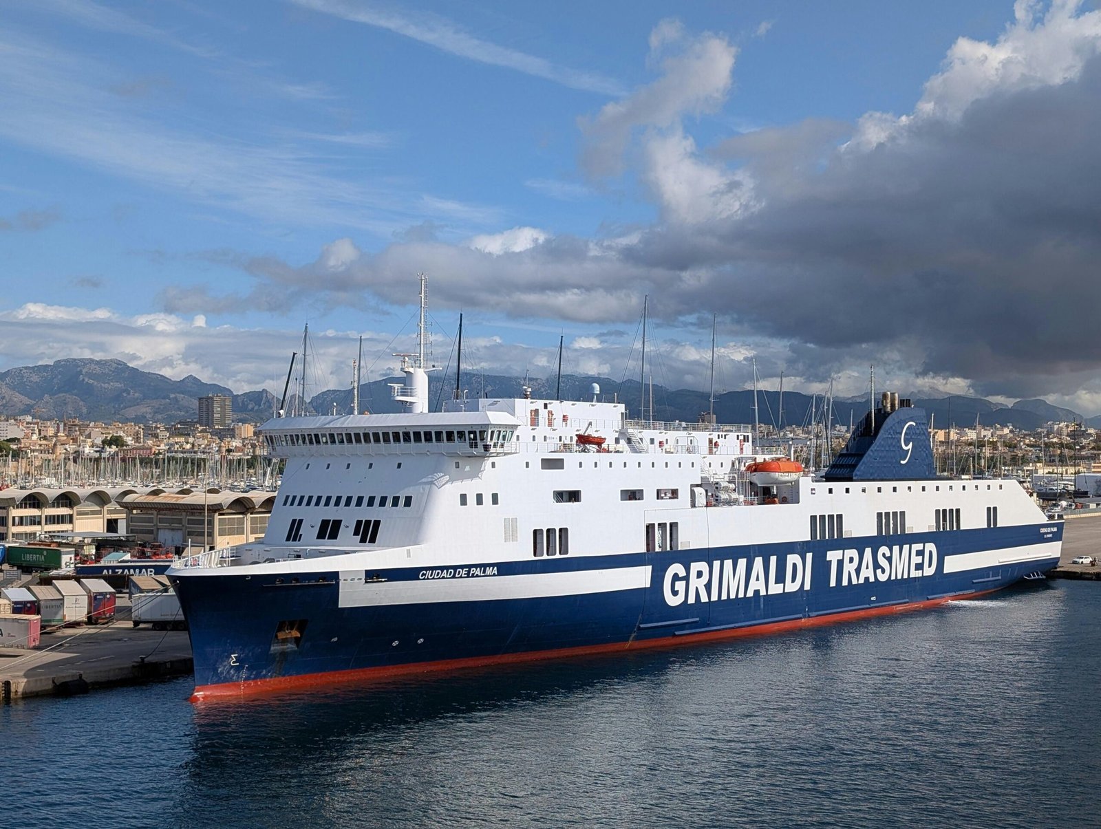 Großes Grimaldi Trasmed-Fährschiff im Hafen auf Mallorca, festgemacht am Dock, aufgenommen von David Vives.
