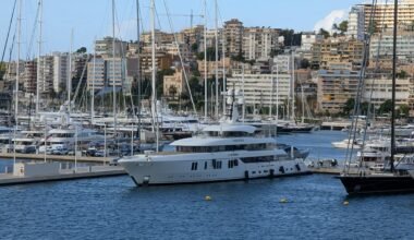 Große weiße Yacht im Hafen auf Mallorca, festgemacht und umgeben von anderen Booten, aufgenommen von David Vives.