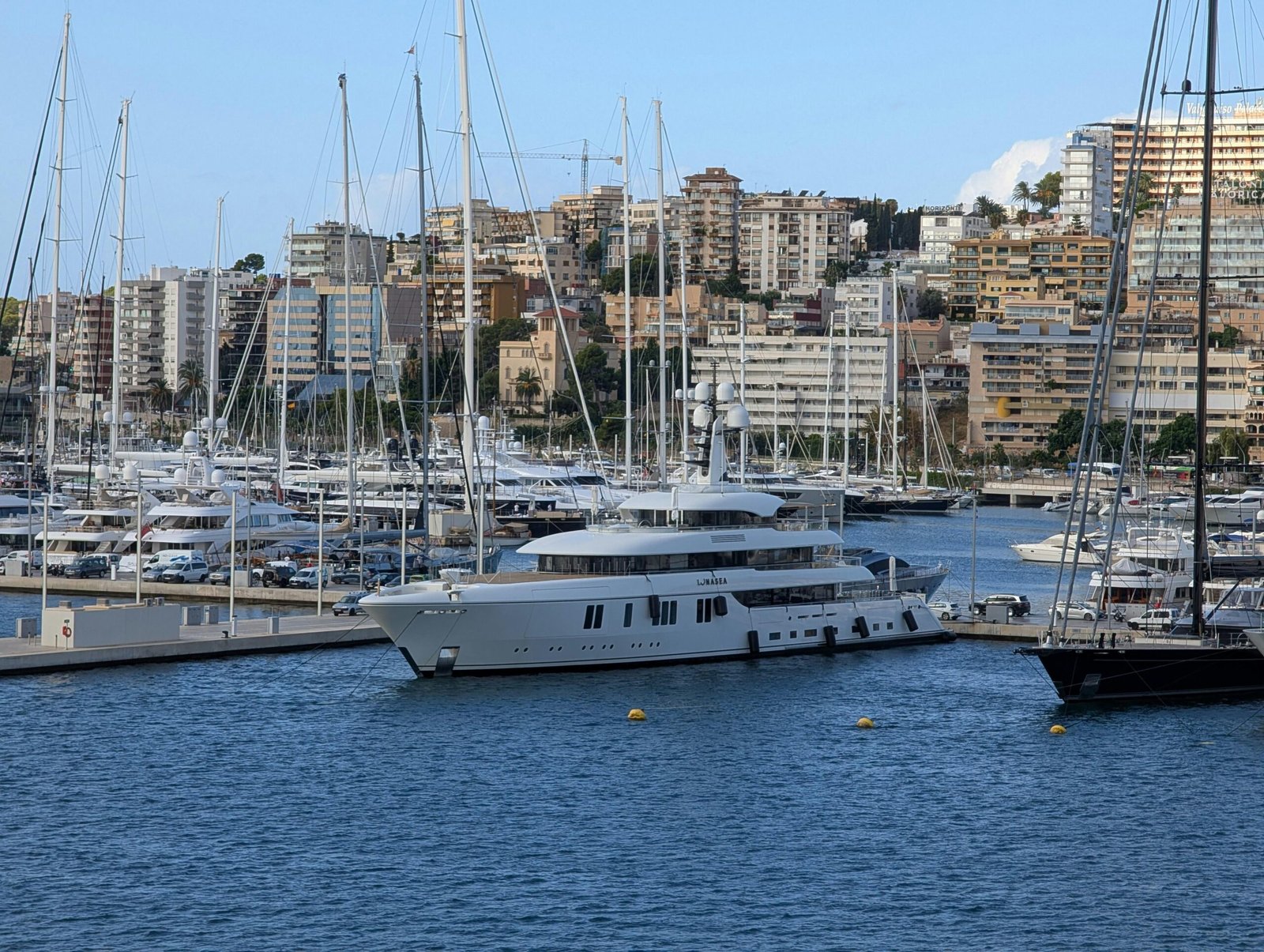 Große weiße Yacht im Hafen auf Mallorca, festgemacht und umgeben von anderen Booten, aufgenommen von David Vives.