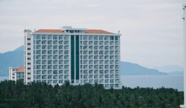 Großes weißes Hotelgebäude auf Mallorca mit Blick auf den Ozean, fotografiert von Duc Van.