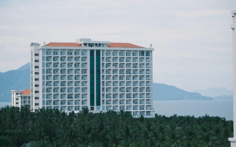 Großes weißes Hotelgebäude auf Mallorca mit Blick auf den Ozean, fotografiert von Duc Van.