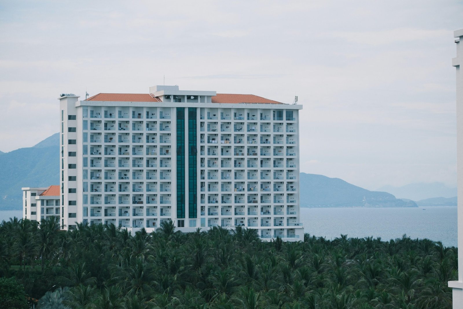 Großes weißes Hotelgebäude auf Mallorca mit Blick auf den Ozean, fotografiert von Duc Van.