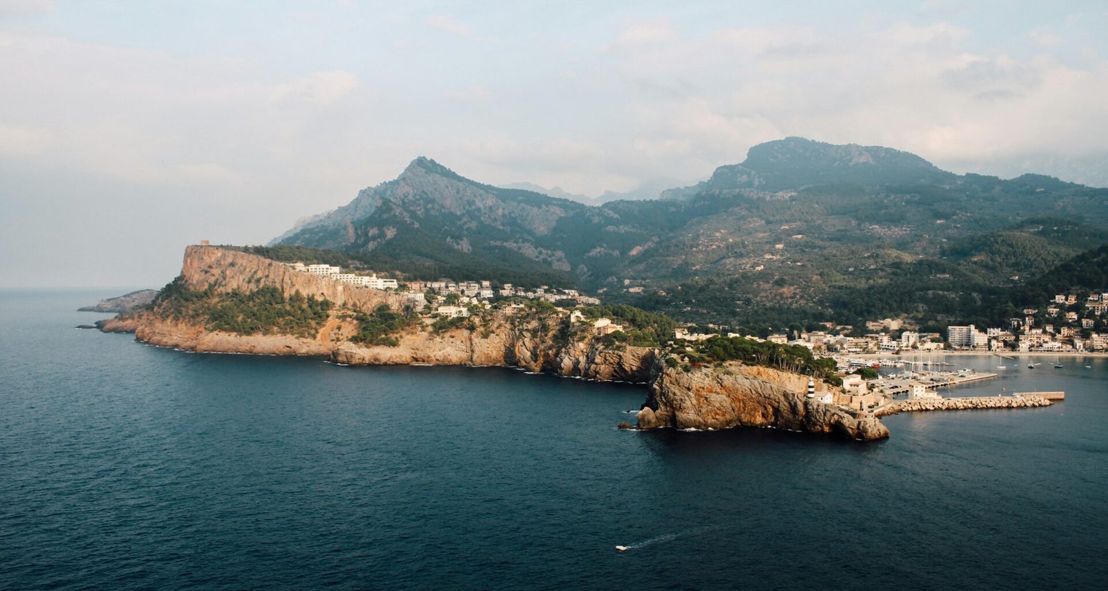 Landschaftsaufnahme einer grünen und braunen Insel auf Mallorca bei Tageslicht, fotografiert von Rosan Harmens.