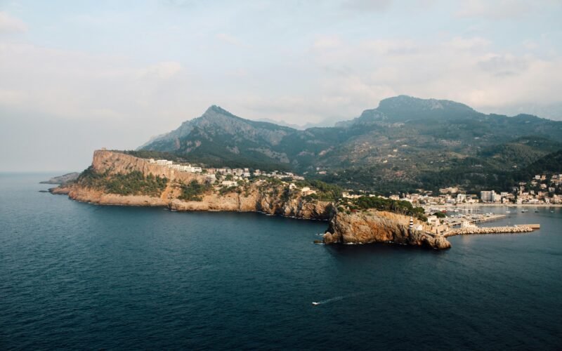 Landschaftsaufnahme einer grünen und braunen Insel auf Mallorca bei Tageslicht, fotografiert von Rosan Harmens.