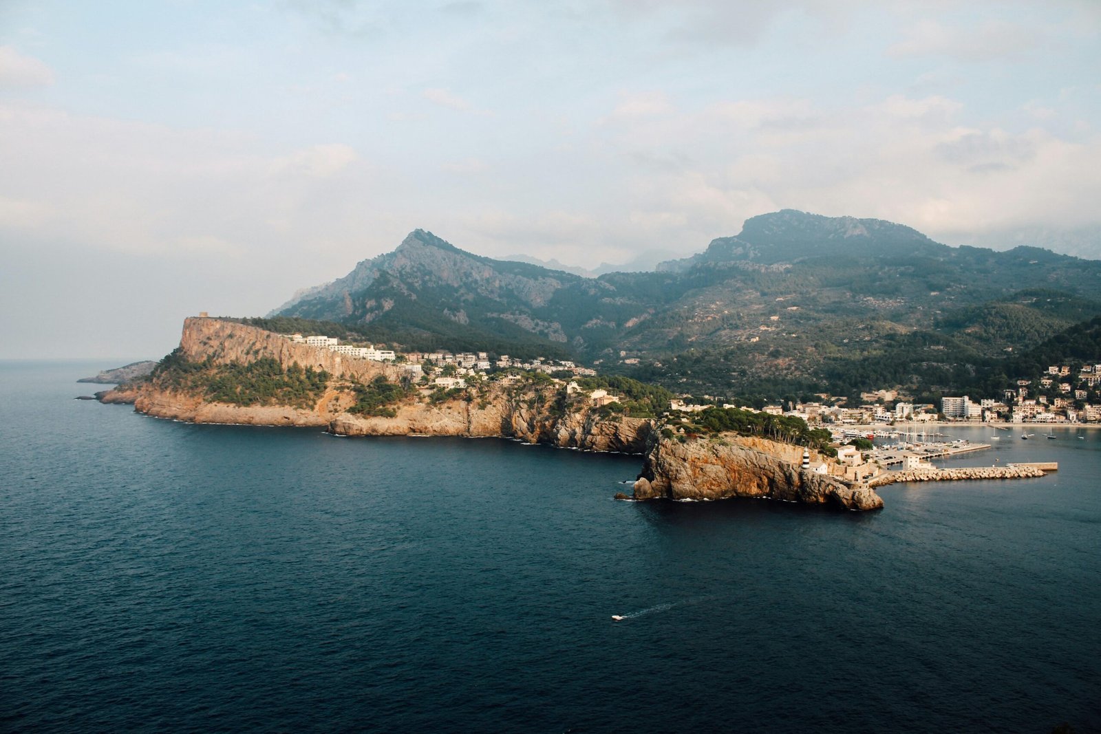 Landschaftsaufnahme einer grünen und braunen Insel auf Mallorca bei Tageslicht, fotografiert von Rosan Harmens.