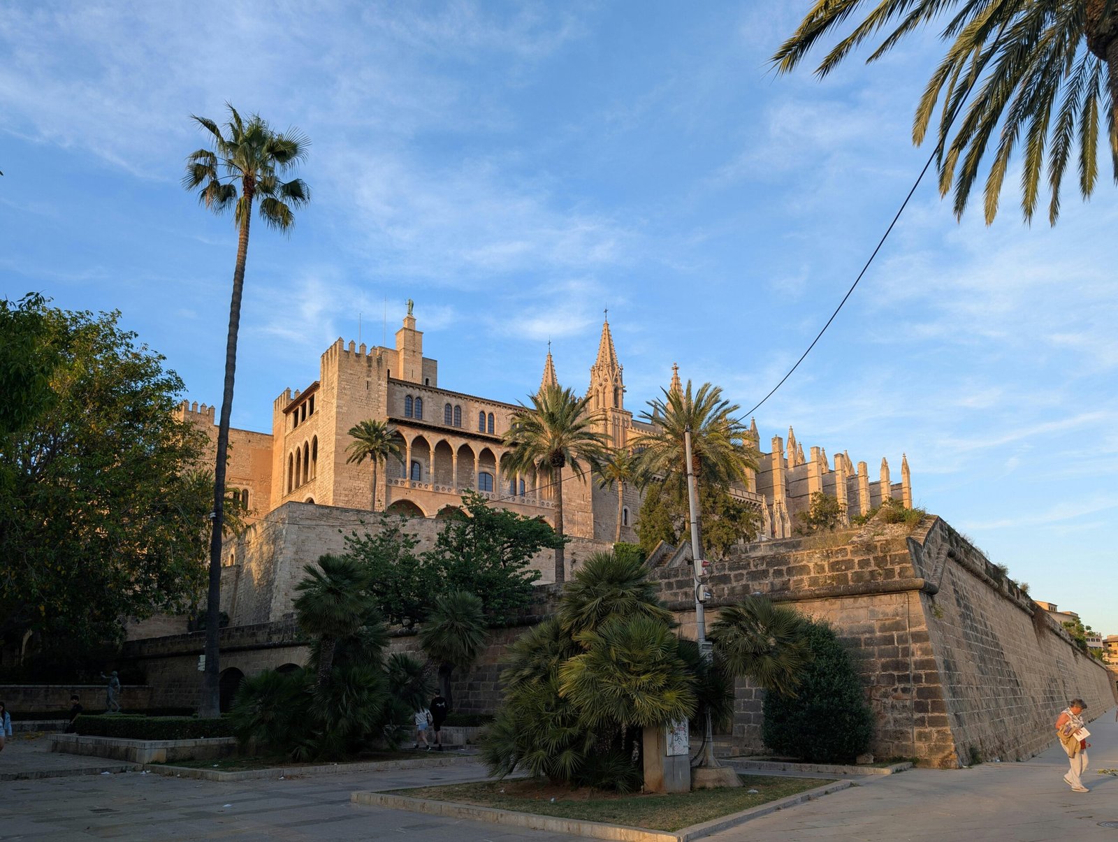 Ein hohes Gebäude steht unter einem blauen Himmel auf Mallorca, fotografiert von David Vives.