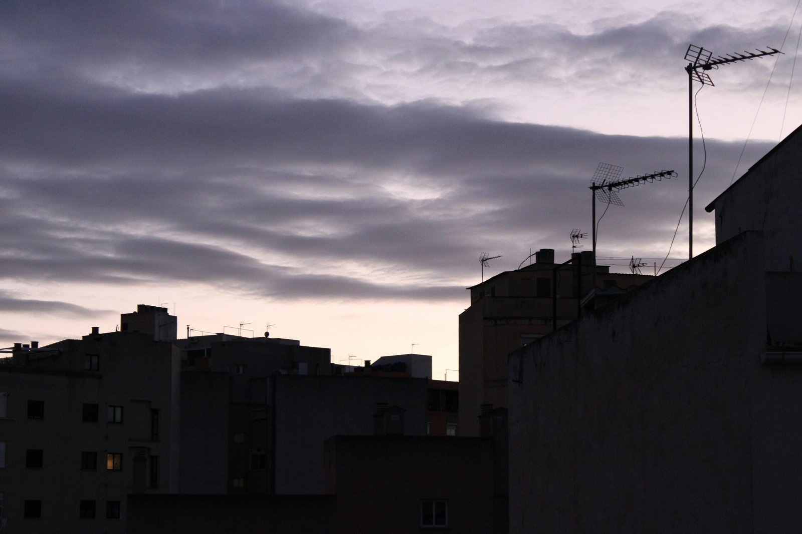 Himmel über einer silhouettierten Stadt auf Mallorca bei twilight, fotografiert von Susana Bartolome.