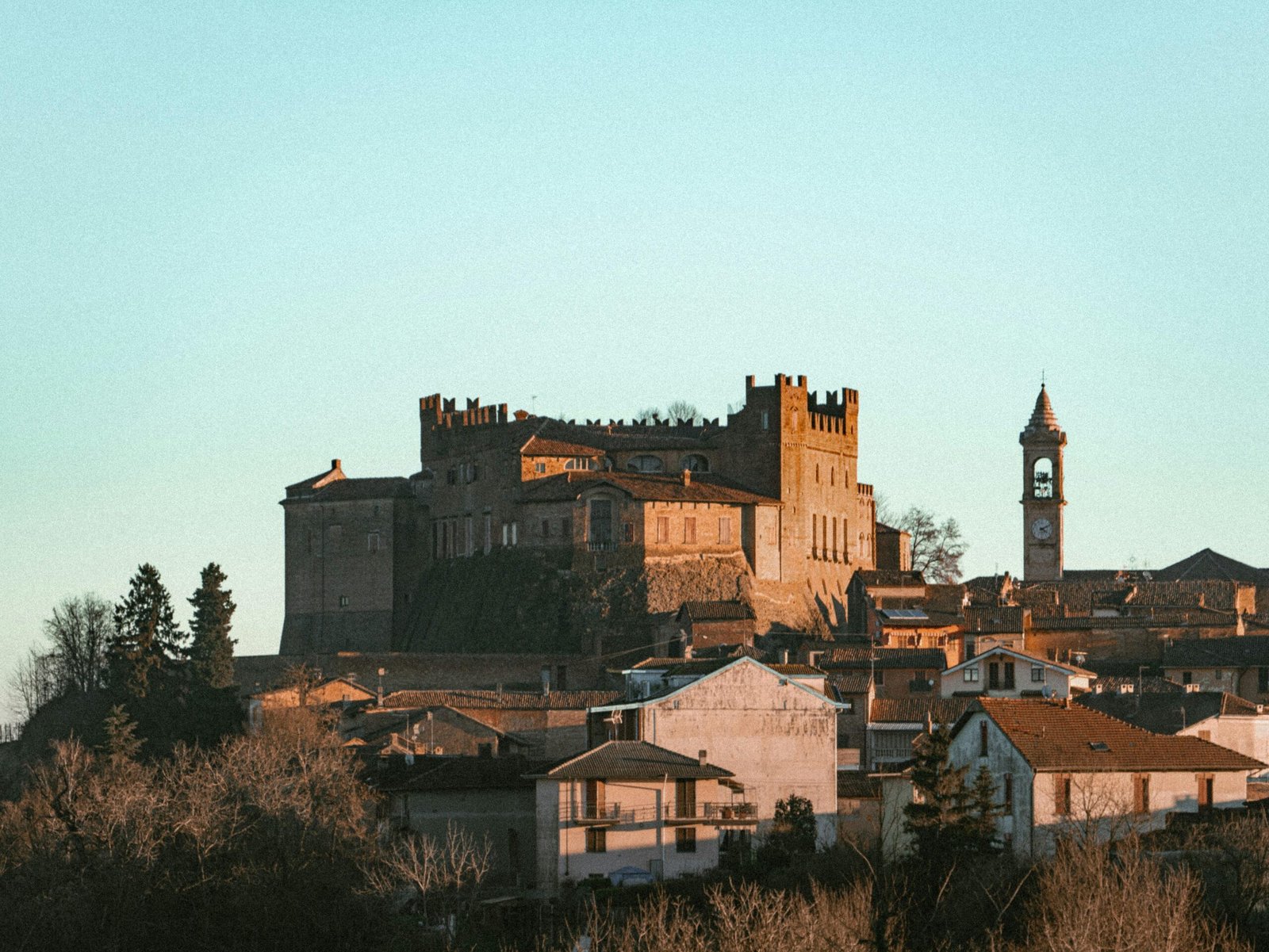Historische Burg und Dorf auf einem Hügel bei Sonnenuntergang auf Mallorca, aufgenommen von Anna Stampfli