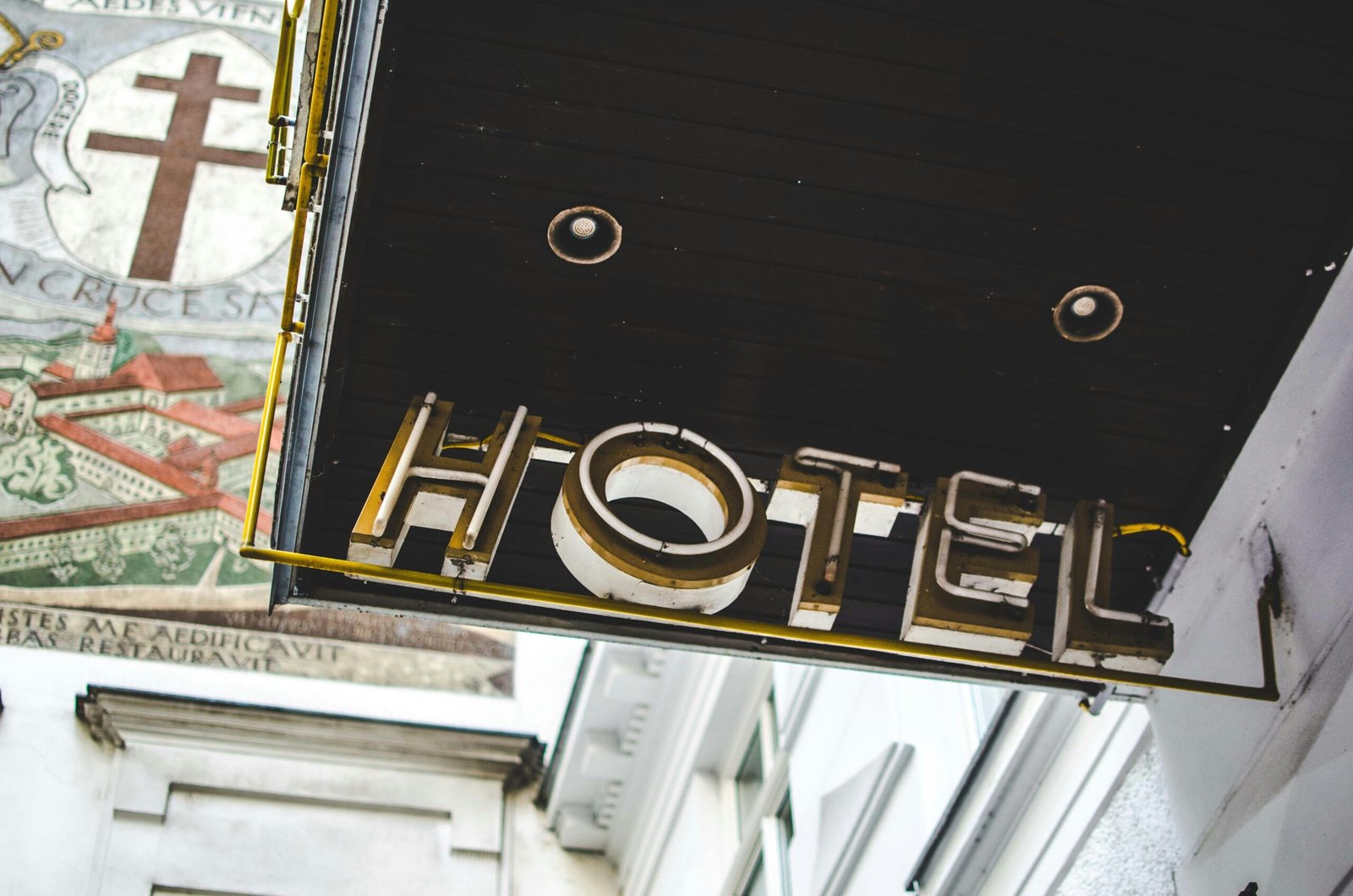 Nahaufnahme eines Hotel-Schildes auf Mallorca, aufgenommen von Aneta Pawlik, zeigt die Willkommensbotschaft an Gäste.