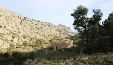 Steingebäude vor einer Bergkulisse auf Mallorca, aufgenommen von Susana Bartolome