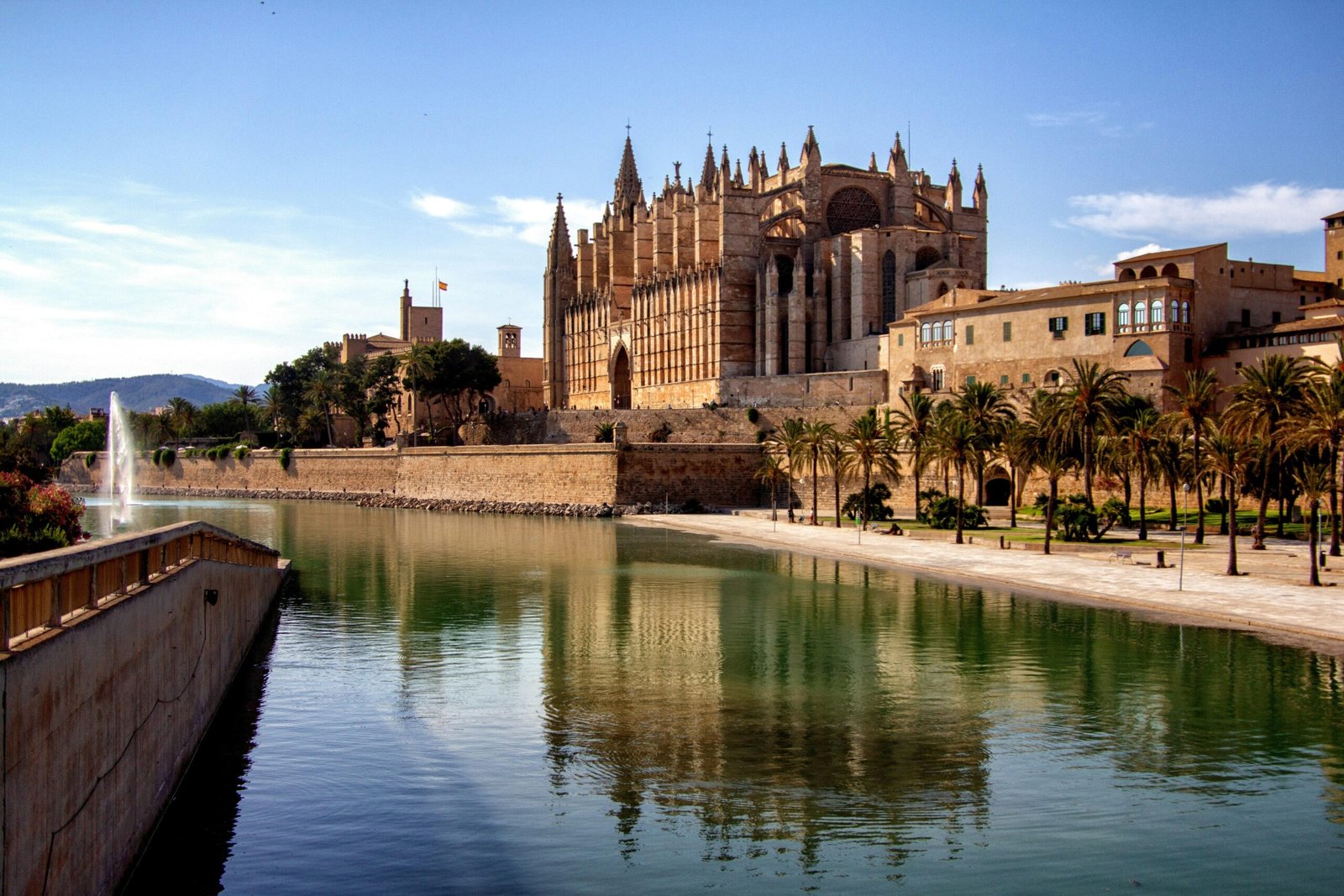 Die Palma Kathedrale auf Mallorca mit ihrer gotischen Architektur und beeindruckenden Fassade, fotografiert von Yves Alarie.
