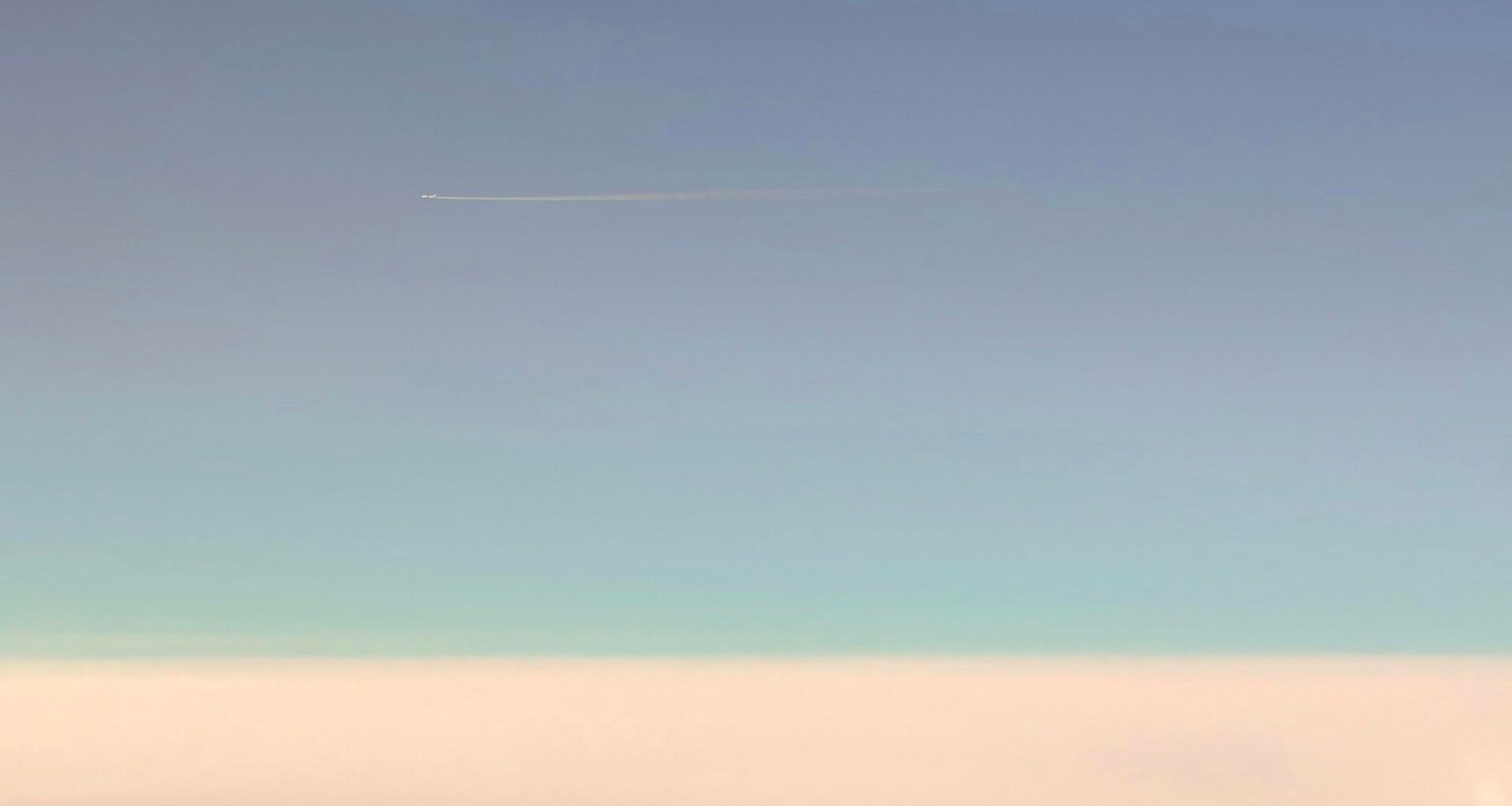 Blauer Himmel mit weißen Wolken über Mallorca, fotografiert von Todd Jiang