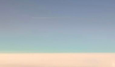 Blauer Himmel mit weißen Wolken über Mallorca, fotografiert von Todd Jiang