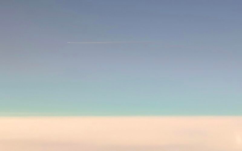 Blauer Himmel mit weißen Wolken über Mallorca, fotografiert von Todd Jiang
