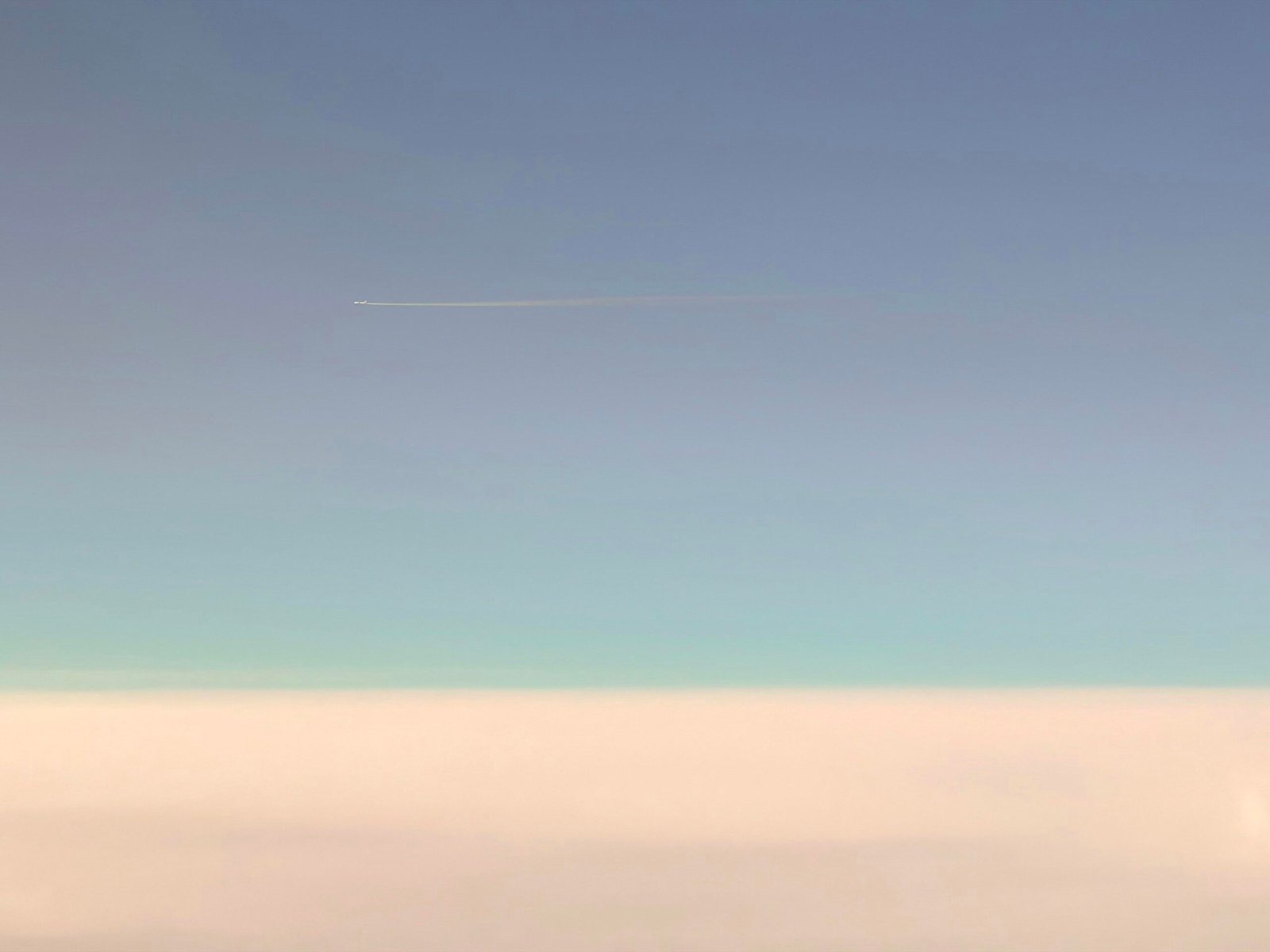 Blauer Himmel mit weißen Wolken über Mallorca, fotografiert von Todd Jiang