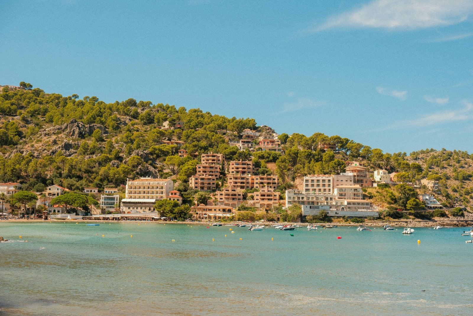Küstendorf auf Mallorca auf einem bewaldeten Hügel mit Blick auf das Meer, aufgenommen von Alexis Presa