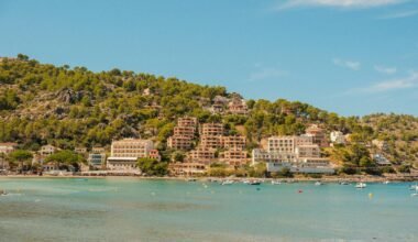 Küstendorf auf Mallorca am Hang mit Bäumen, Blick aufs Meer, fotografiert von Alexis Presa